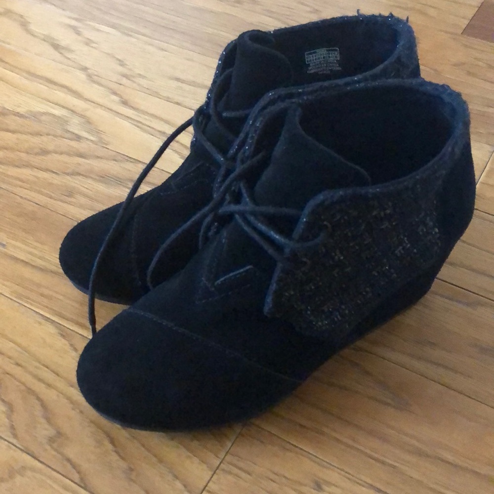 Tom’s black booties
